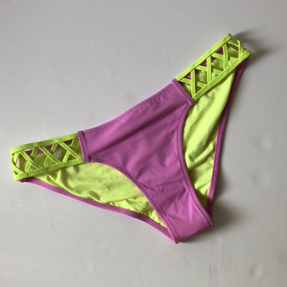 VS Cheeky hipkini